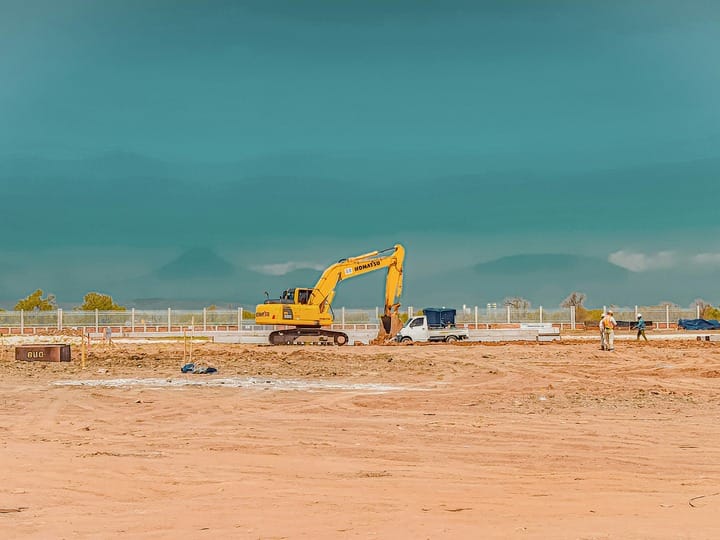 O imagine cu un excavator ca simbol al săpatului după calea corectă în viață